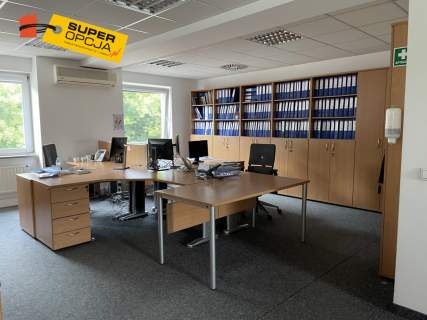 Średniej wielkości pomieszczenie biurowe