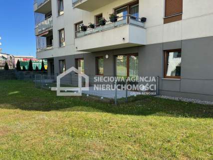 Apartament z tarasem i miejscem parkingowym.