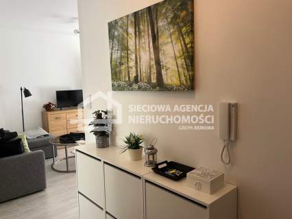 Apartament z tarasem i miejscem parkingowym.